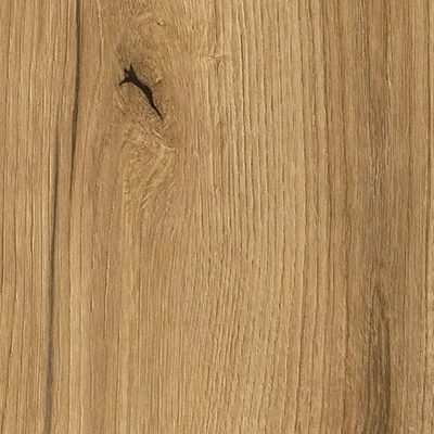 Skříň na míru s velkým úložným prostorem a šatními tyčemi